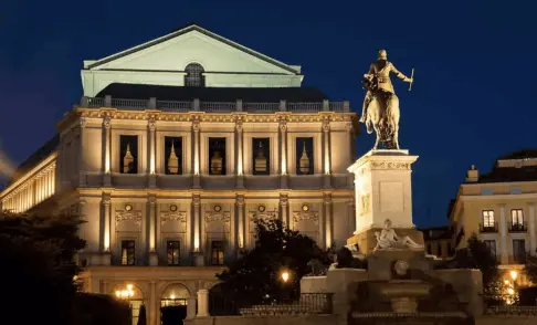 teatro real de Madrid visto de noche, con la estatua equestre al frente 